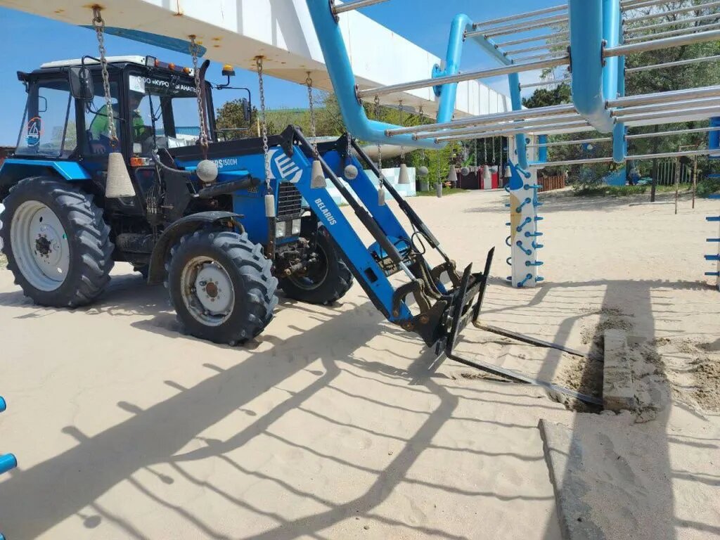 Спецтехника очищает пляжи в три этапа. Фото: оперштаб Краснодарского края