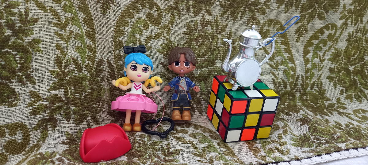 Чай готов. Перед чаепитием Ванюша, как воспитанная кукла-мальчик, снял шляпу. 