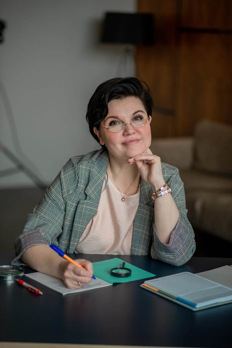 Я – эксперт с 25-летним опытом в детском образовании Педагог и детский психолог, который помогает детям учиться эффективно и с удовольствием. ✔️ 25 лет опыта в детском саду, школе и комиссии ПМПК. ✔️ Понимание всех этапов развития ребёнка – от дошкольного возраста до школы. ✔️ Системный подход – учитывает особенности восприятия каждого ребёнка. По моим пособиям занимаются в детских центрах России, Германии, Америки и Сербии! Выступаю экспертом на больших площадках, таких как 7Дней.ру, Parents. Счастливые родители, mail.ru