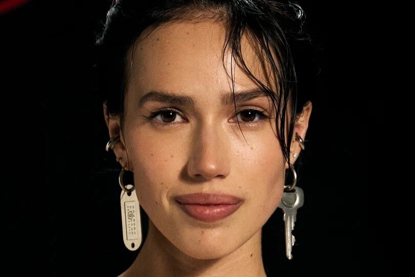     «Я очень боюсь операций, для меня это стресс»: Алина Загитова ответила на слухи о пластике