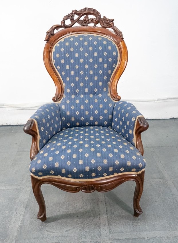 Антикварное кресло с фигурным навершием и мягкой обивкой в стиле неорококо 1850-х гг. из коллекции Alter Ego Home (SA3457-2)