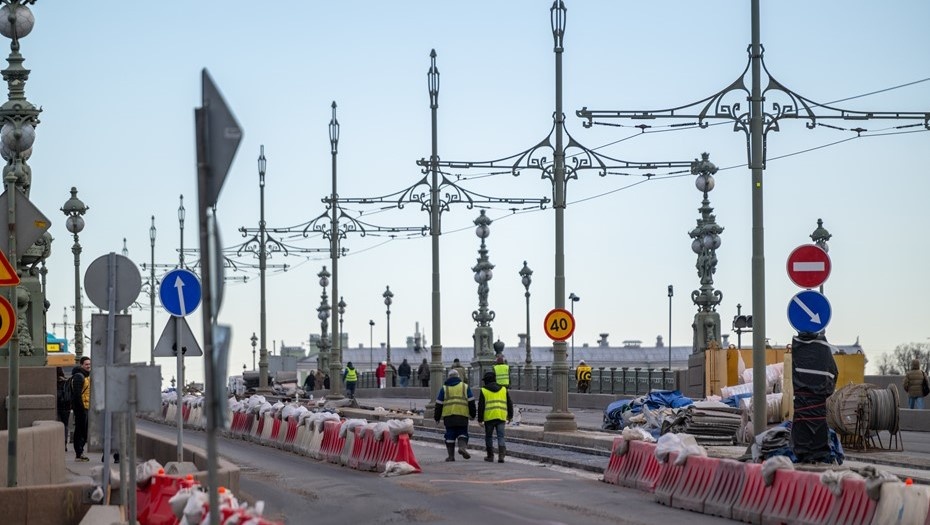    Ремонт Троицкого моста. Ограждение дорожное Автор фото: Тихонов Михаил/"ДП"