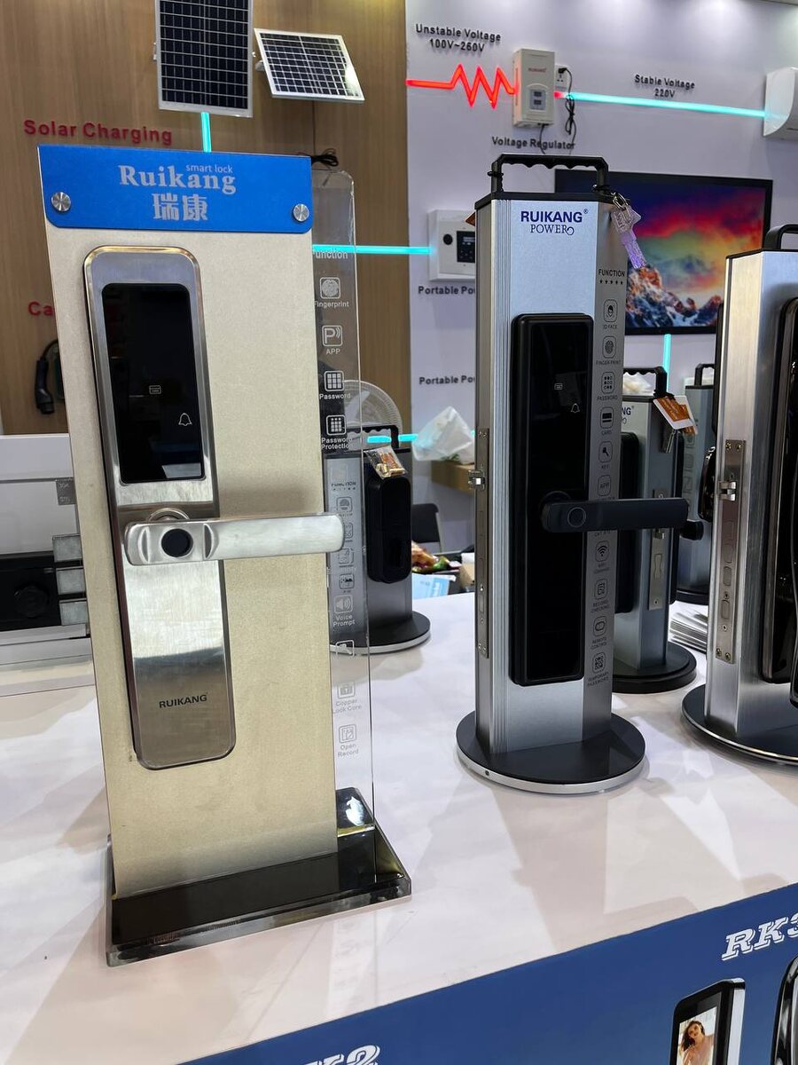 Это, например, электронные замки на двери с выставки, выбор огромен!