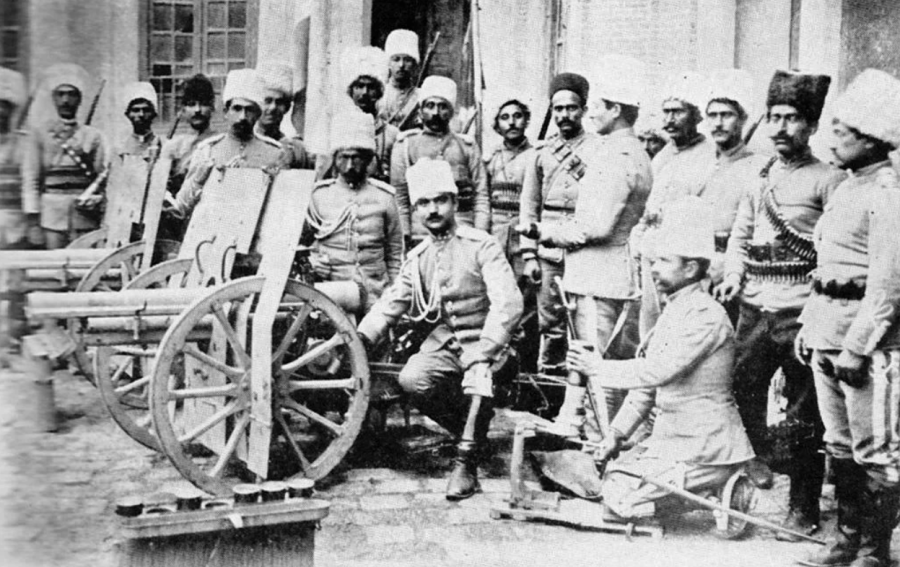 Самая эффективная сила иранских вооруженных сил до и во время Первой мировой войны: жандармерия, позирующая с двумя 75-мм орудиями (Shneider-Cruesot?) в Тегеране перед Первой мировой войной. 