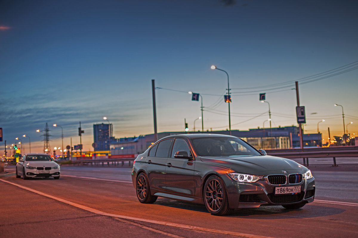 Изображения BMW F30, движущегося по городским улицам.