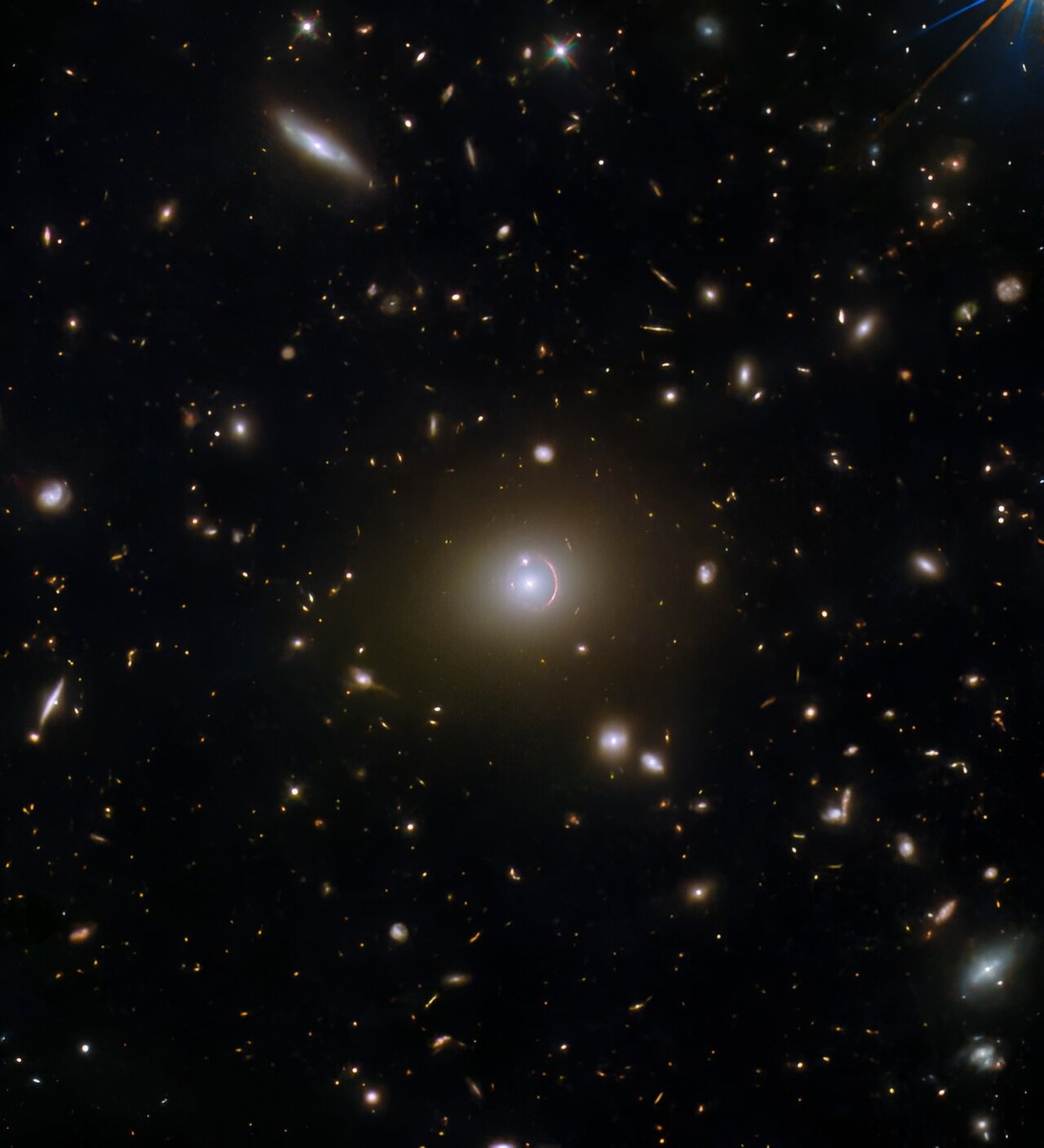 Линизируемая галактика HerS 020941.1+001557. Credit: ESA/Hubble & NASA, H. Nayyeri, L. Marchetti, J. Lowenthal