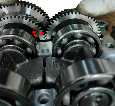 Проверьте метки синхронизации шестерней, 3 точки меток должны быть совмещены указанным на фото способом; Внешним осмотром проверить балансирные валы и корпус в сборе на целостность;