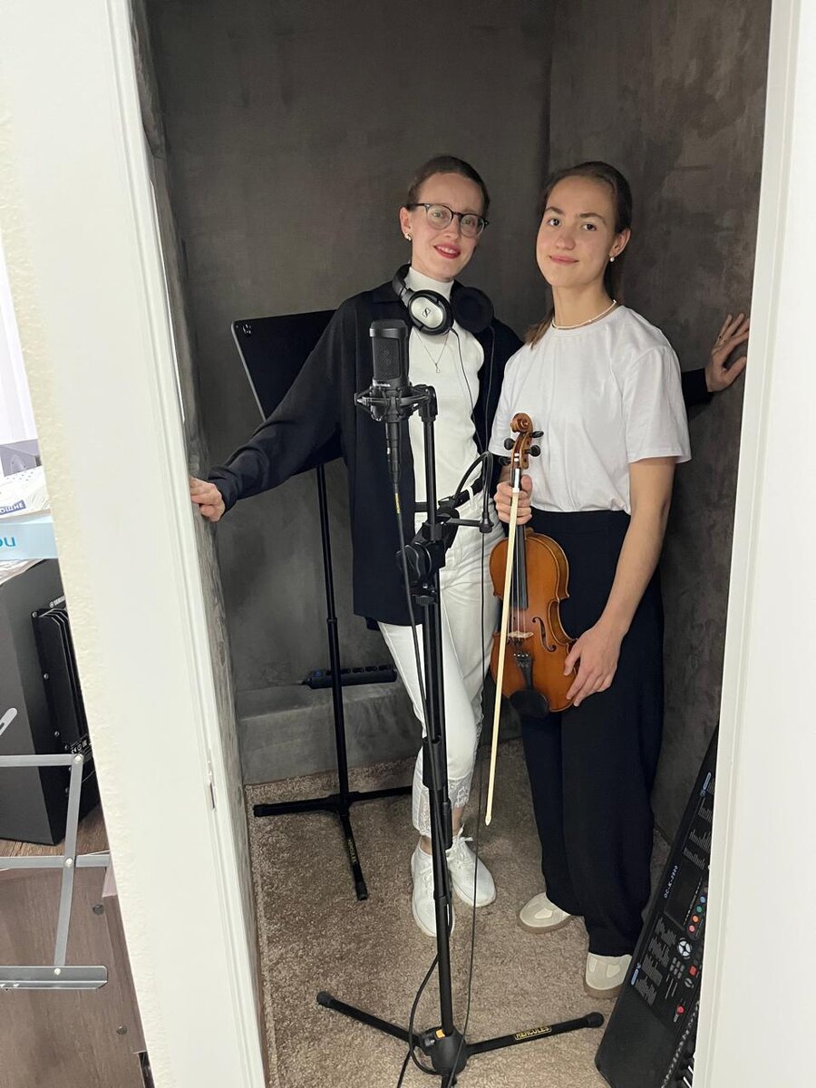 Анастасия Шляховая и Анастасия Тарасова в студии звукозаписи