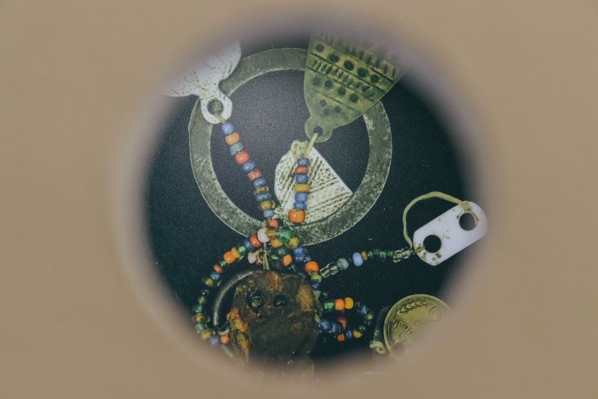 Фрагмент экспозиции «Два мыса, объятых туманом». Инсталляция -«секретик» с сакральными предметами нганасан, которые можно увидеть, только заглянув в глазок. Изображение предоставлено Музеем Норильска