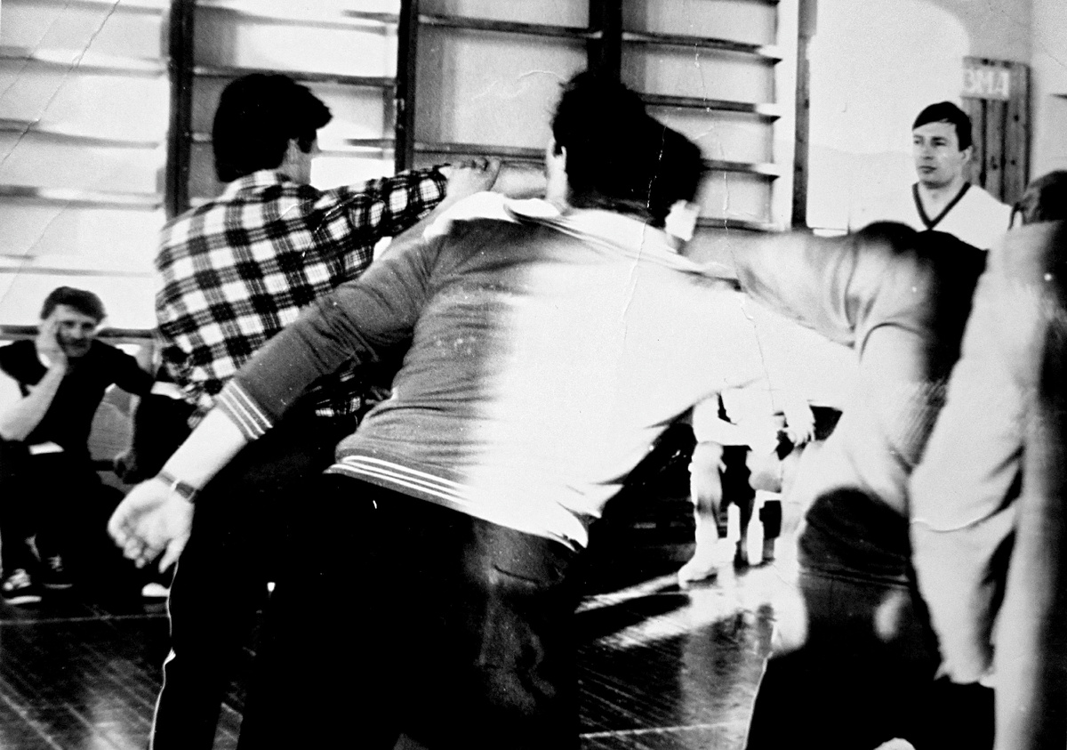 Сотрудники моего бывшего ОВД отрабатывают приёмы борьбы самбо в спортзале ОИЯИ. Фото середины 1980-ых из личного архива автора (он стоит справа).