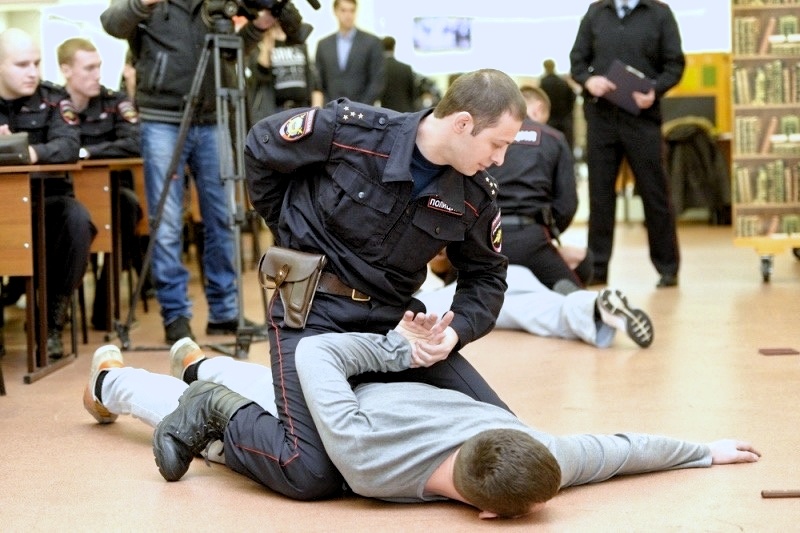 Полицейские отрабатывают приёмы задержания. Фото из открытых источников.