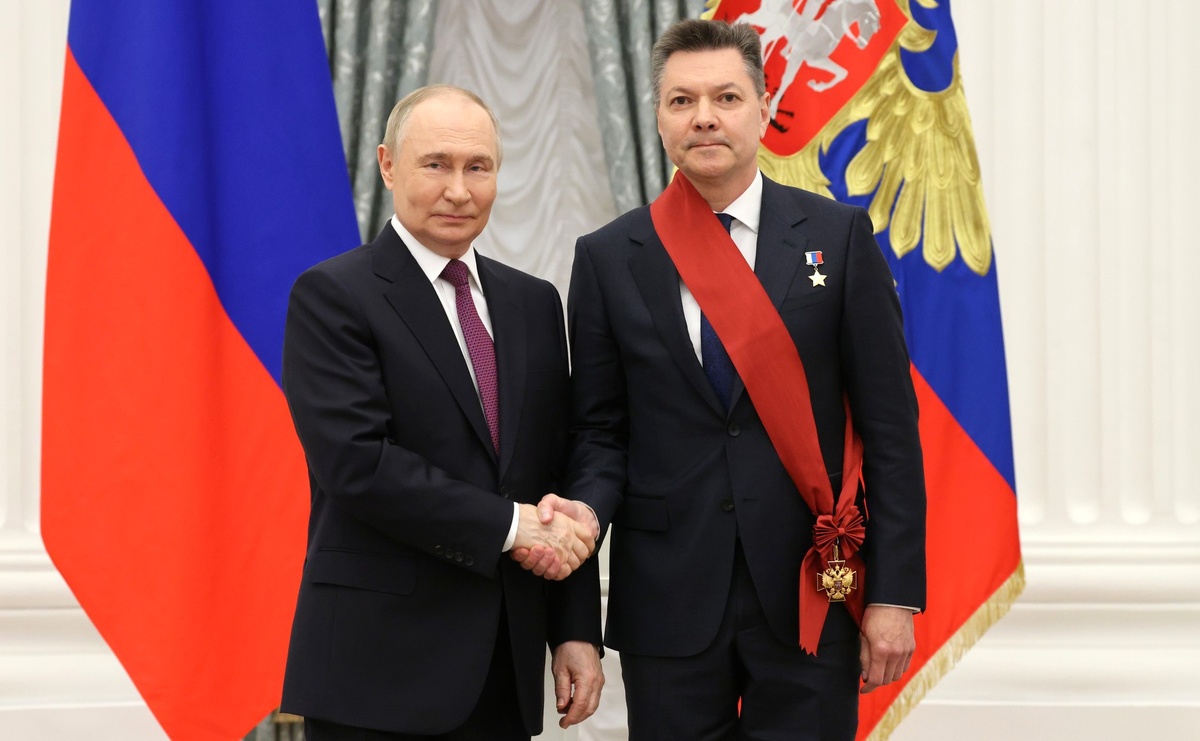 Космонавт получил награду из рук президента.  Фото: Фото: пресс-служба Администрации президента РФ / kremlin.ru