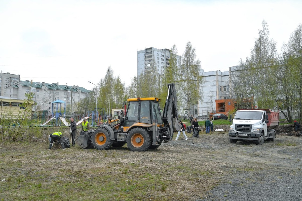    Субботник в Добрынинском сквере в Петрозаводске. Фото: "Республика"/Оксана Кудряшова
