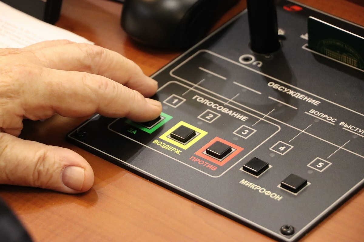    Голосование в заксобрании Карелии. Фото: "Республика"/Максим Смирнов