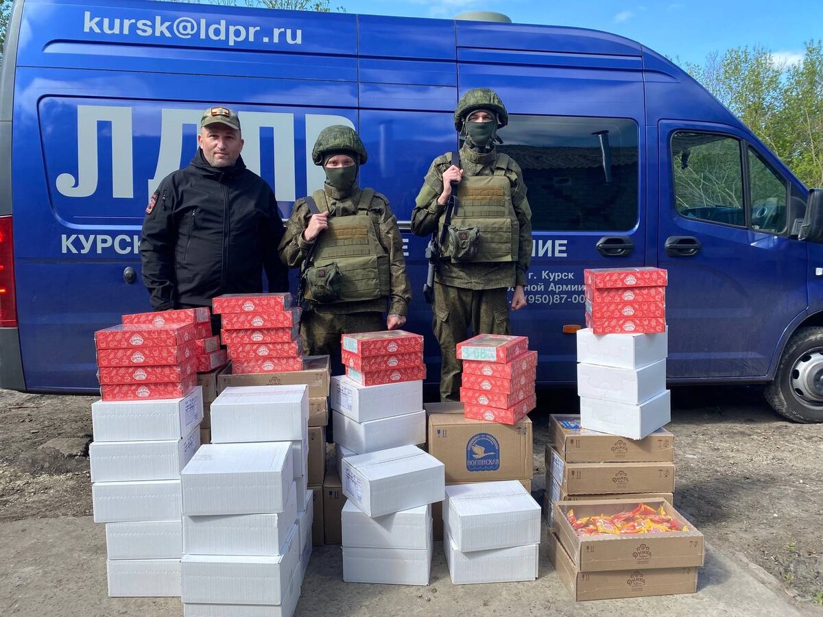 Фото: РИА Время. Алексей Томанов передает бойцам груз, собранный ЛДПР и  волонтерской группой «Полк Марго» 