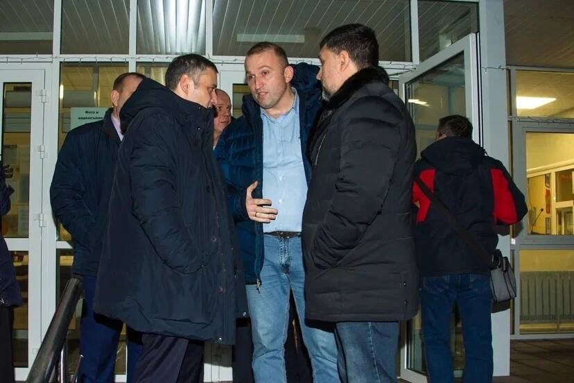 Фото: РИА Время. Врио губернатора Курской области Александр Хинштейн и Алексей Томанов на встрече с жителями Фатежского района