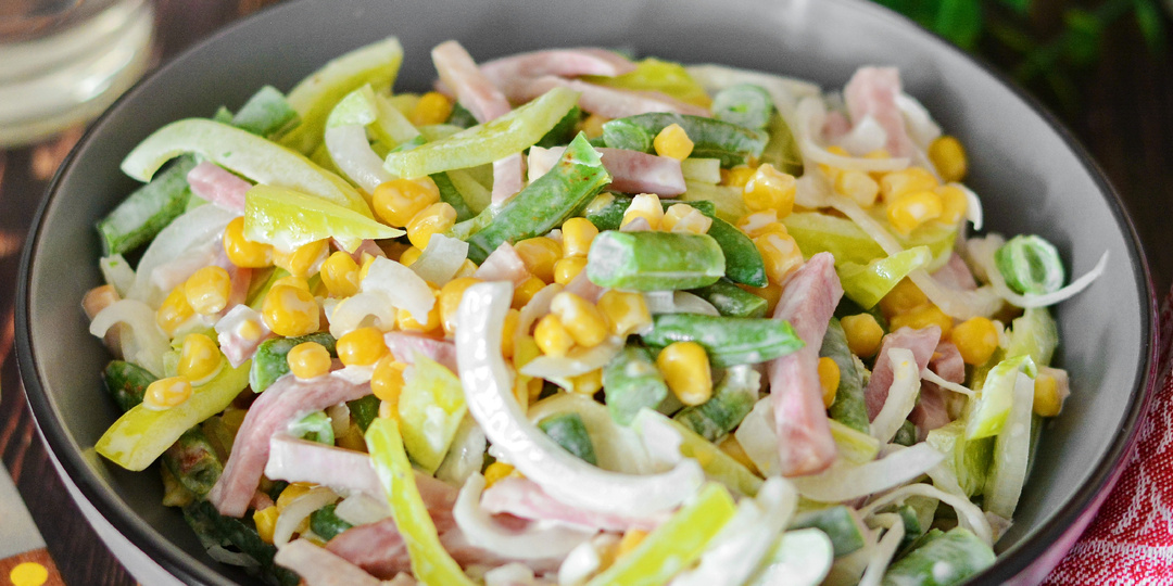 Готовится быстро, выглядит нарядно, съедается без слов: сытный и сочный салат, который хорош и в праздники, и в будни