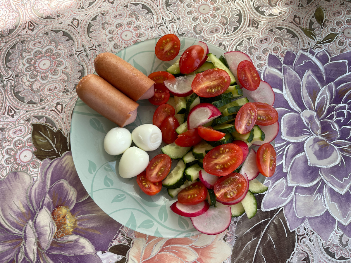 Перепелиные яйца, огурцы, редис, помидоры, сосиска