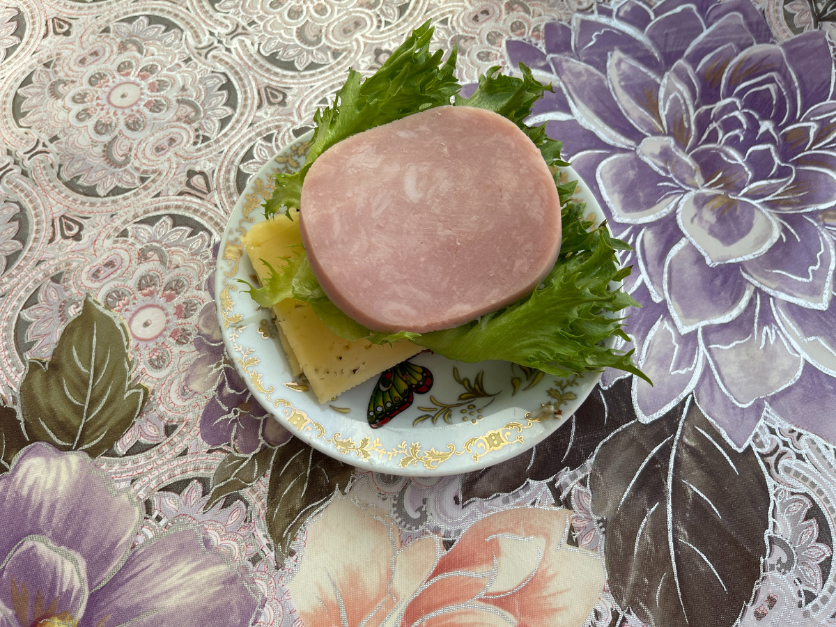 Бутерброд (черный хлеб, масло, сыр, салат, ветчина из индейки)