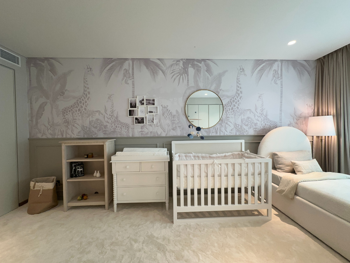 Комната для новорожденного в спокойных тонах; проект Furni в Дубае