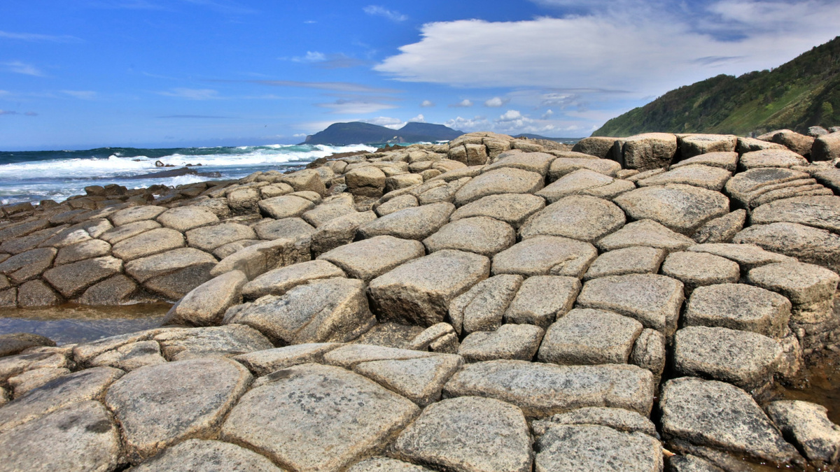 "Мостовая" мыса Столбчатый. Фото: Владимир Горбатовский
