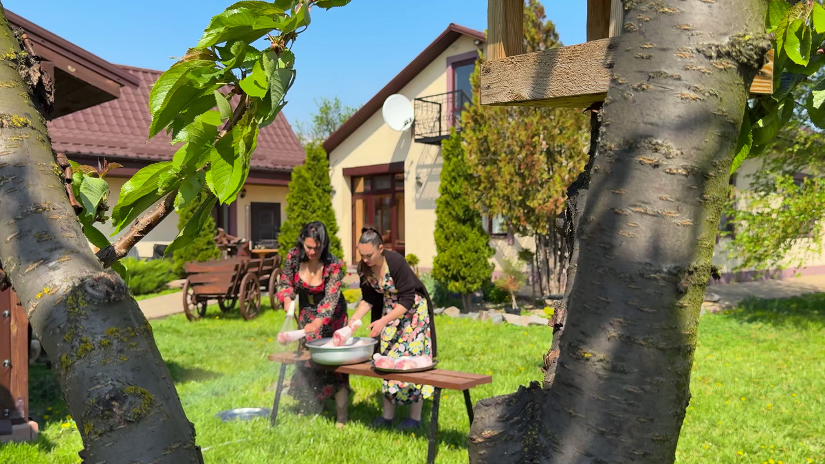 Промываем голени индейки под струёй воды