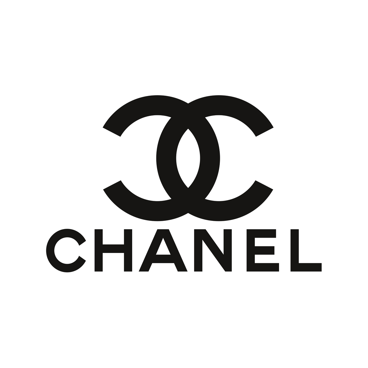 
В сезоне весна-лето 2025 Chanel сделал заметный поворот к своим истокам — и это не случайность, а стратегический шаг в момент перемен.

🖤 Chanel без креативного директора: возвращение к корням
После ухода Virginie Viard в 2024 году , Chanel остался без официального креативного директора. Пока модный мир ожидал дебюта Matthieu Blazy, студийная команда бренда представила коллекцию, которая стала «визуальным гимном» наследию дома .

🎀 Коды дома в новом прочтении
На подиуме вновь появились знаковые элементы Chanel: твидовые костюмы, жемчуг, банты и камелии. Однако они были переосмыслены: жемчужные нити стали сумками через плечо, каблуки ботильонов украшены гигантскими жемчужинами, а банты превратились в скульптурные акценты на плечах и капюшонах .

Особое внимание привлекли «маленькие квадратные жакеты» (Little Boxy Jackets) — классика от Coco Chanel, возвращённая в моду в 2025 году .
Гардиан

🕊️ Символика и атмосфера показа
Показ прошёл в Grand Palais под гигантской инсталляцией в виде чёрной ленты — отсылкой к знаковым элементам Chanel . В центре подиума — огромная птичья клетка, символизирующая подарок, который когда-то получила Gabrielle Chanel .


💬 Мнение экспертов
Эксперты отмечают, что возвращение к классике — это не только дань уважения истории, но и стратегический ход в ожидании нового креативного лидера. Matthieu Blazy, известный своей работой в Bottega Veneta, славится умением переосмысливать архивные элементы бренда с современным подходом .


Chanel демонстрирует, что в моменты перемен опора на наследие может быть не только безопасным, но и вдохновляющим выбором.