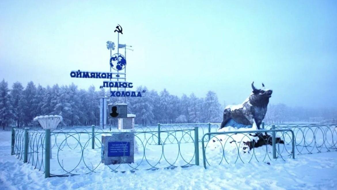 Здесь зима официальна. Стела — как граница между возможным и реальностью.