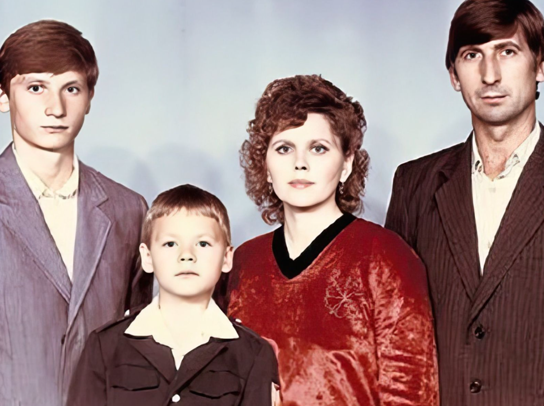Александр Пашков с родителями и братом