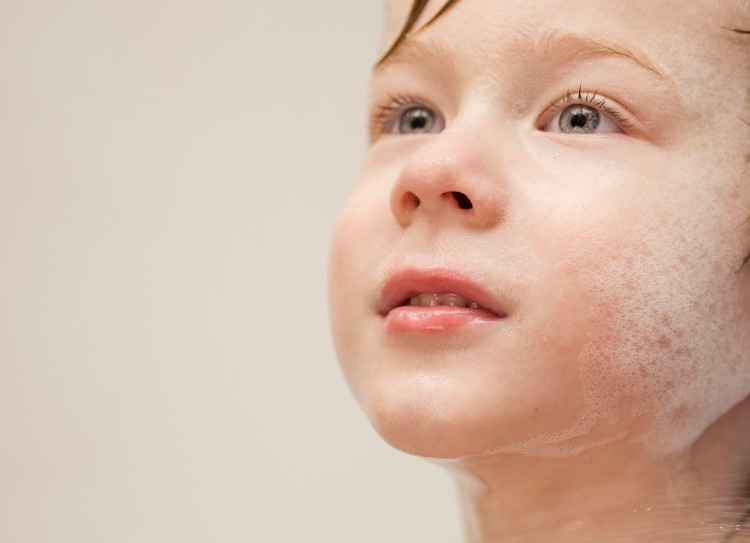 Они неразличимы разве что у маленьких детей, но взрослых лиц "без пор" не существует.