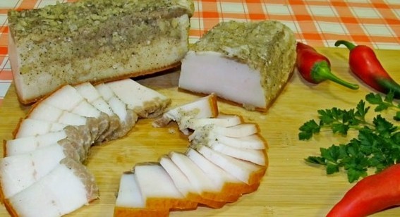 Я выросла на таком, оно сводит с ума весь мир. Самый натуральный продукт. Сало.