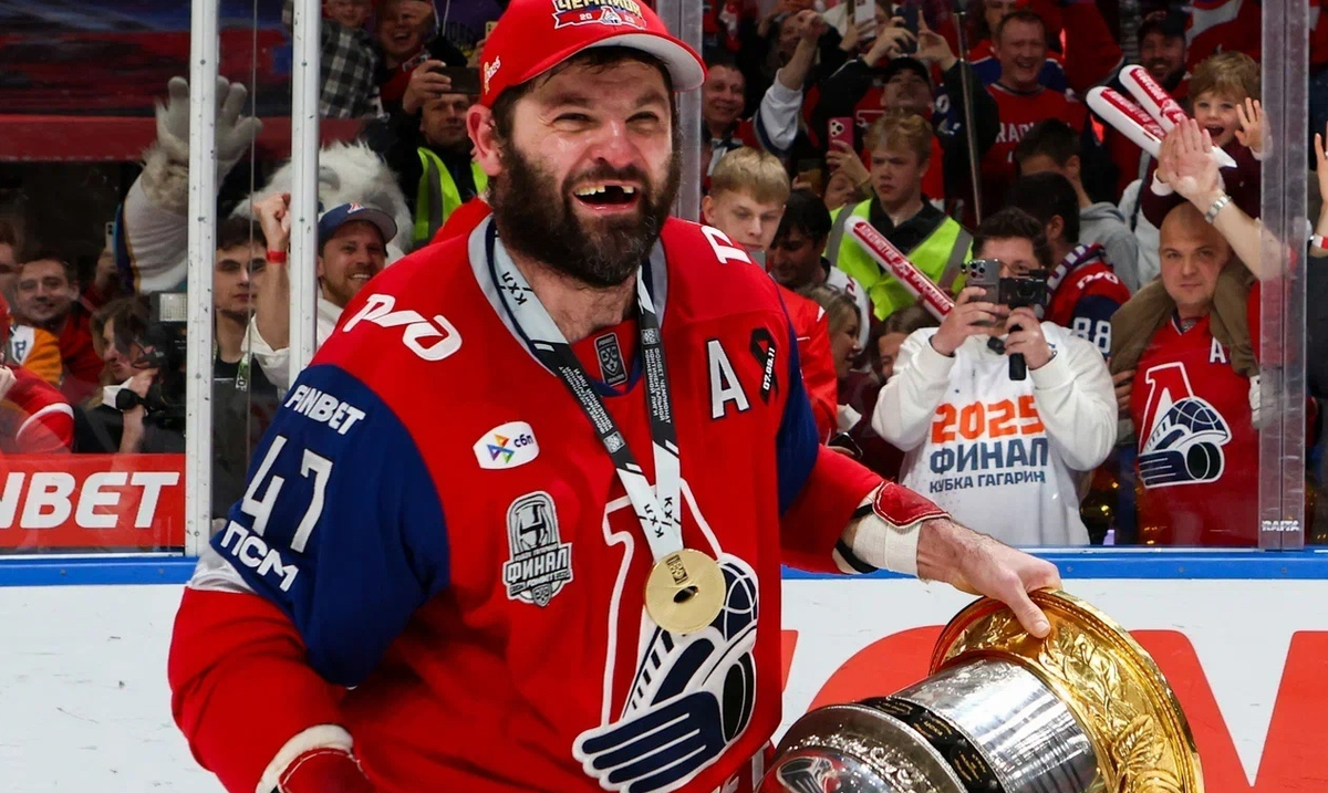 Александр Радулов - MVP Кубка Гагарина-2025. Фото: ХК "Локомотив"