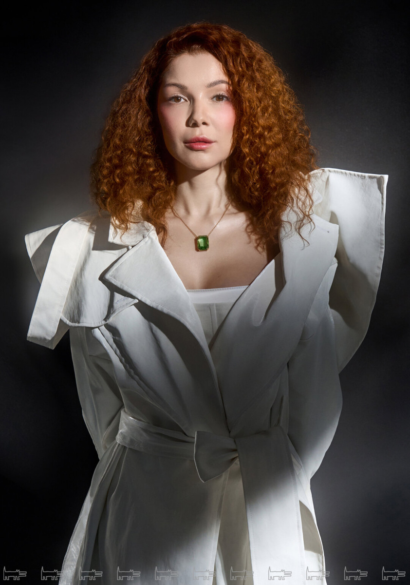    на Дарье Якушевич: подвеска SWAROVSKI (AllTime), плащ STEPAN BEREZHNOY, платье и корсет SAMARIN Фото: фото: Анита Багдасарян, стиль: Елизавета Савина, визаж и волосы: Мария Евсеева, ассистент стилиста: Мария Бондаренко, ассистент визажиста: Ксения Король, свет: Илья Новиков