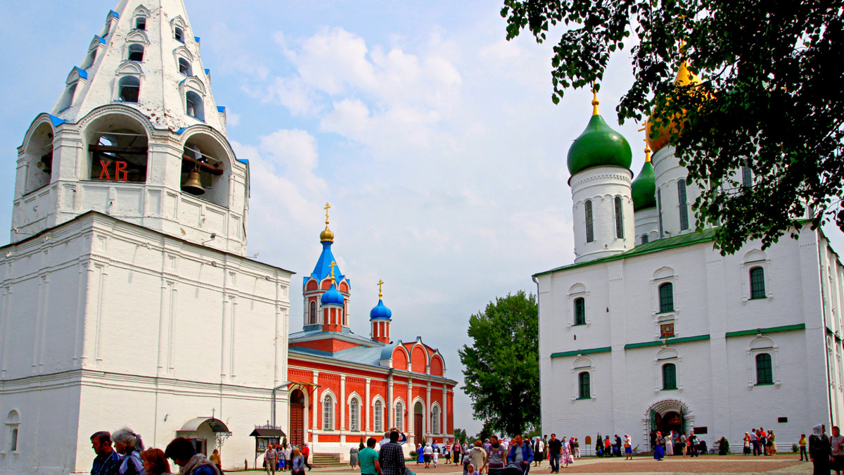 Шатровая колокольня и Тихвинская церковь