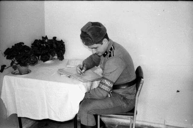 Службу тащит...