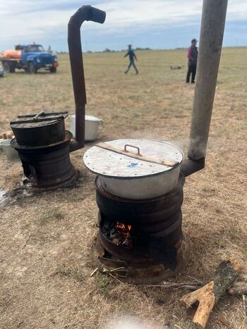 В казанах варится мясо.