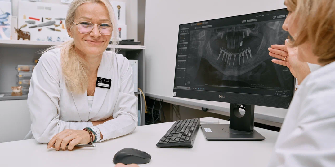 "Дешевле аналогов и проще всего в уходе!". Стоматолог разбирает 5 самых популярных мифов об акриловых протезах