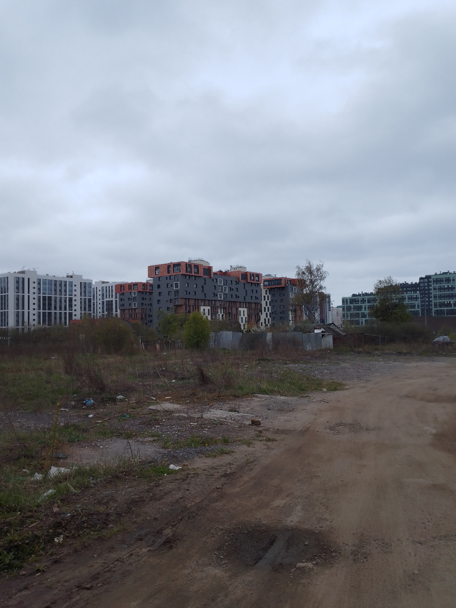 Новые дома и старая деревня, которую скоро снесут