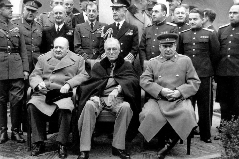 Черчилль, Рузвельт и Сталин в Ялте. Источник - https://www.vedomosti.ru/society/galleries/2025/02/11/1091154-kak-prohodila-yaltinskaya-konferentsiya#140737497558336