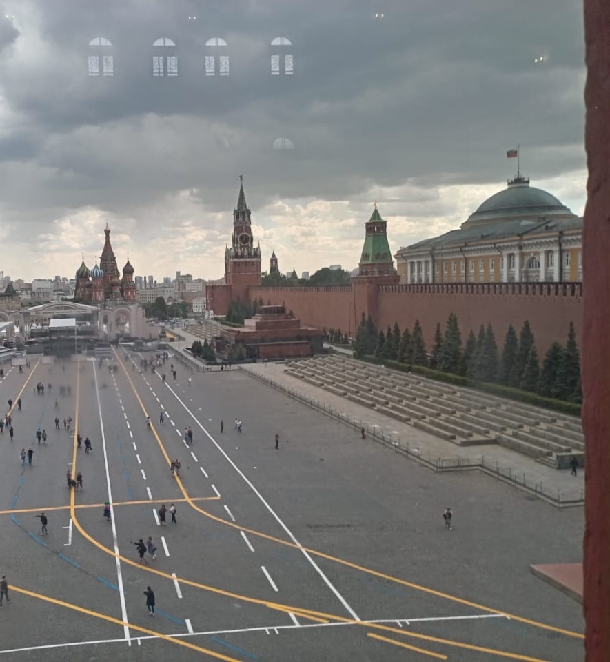 Взгляд на Красную площадь из окна Исторического музея (фото автора)