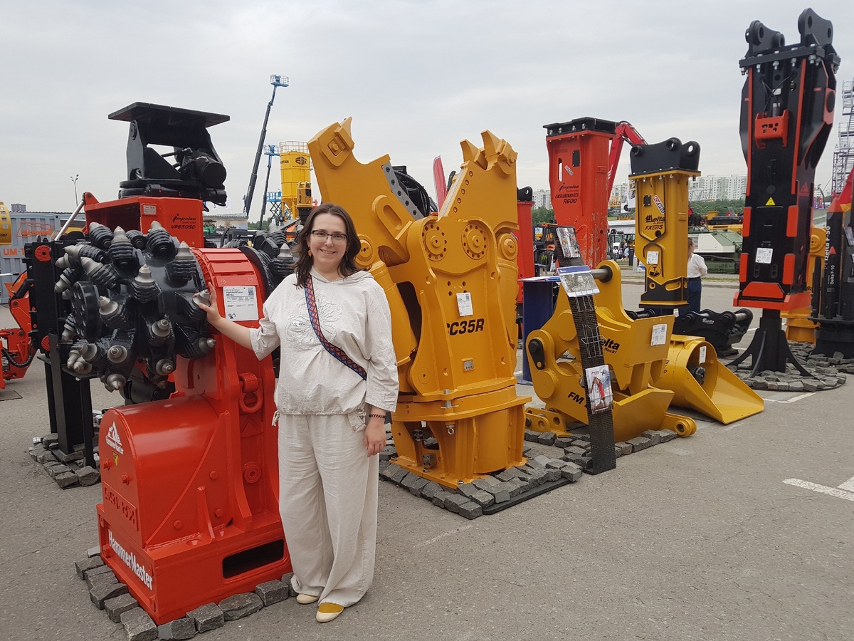 Слева направо на переднем плане: роторная фреза, я, гидроножницы, бетонолом, бетономешалка и только потом, в самом углу — гидромолот HammerMaster HMS