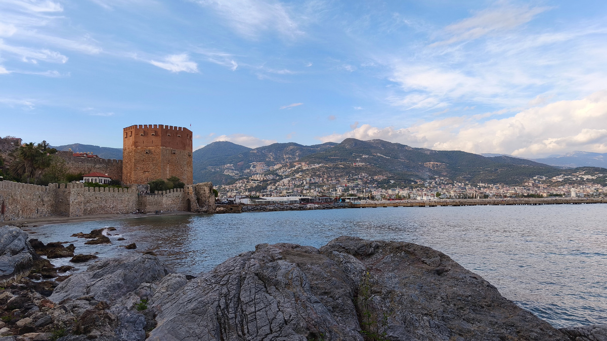 Красная башня в Аланье (Турция)