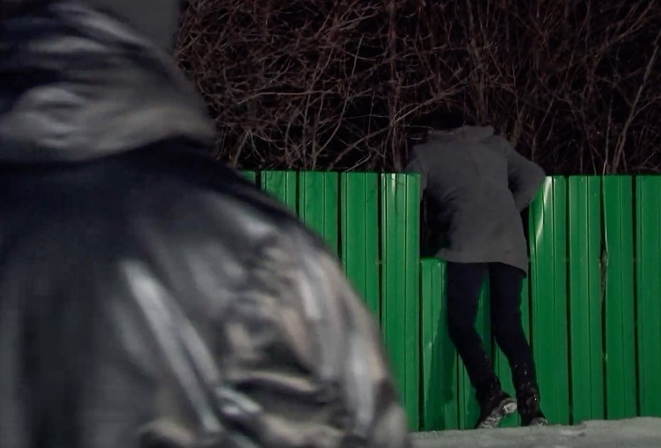 Участник шоу некоторое время метался по селу в поисках нужной ограды, а обнаружив забор, внезапно кинулся на него. Кадр: «Экстрасенсы. Битва сильнейших» / Rutube