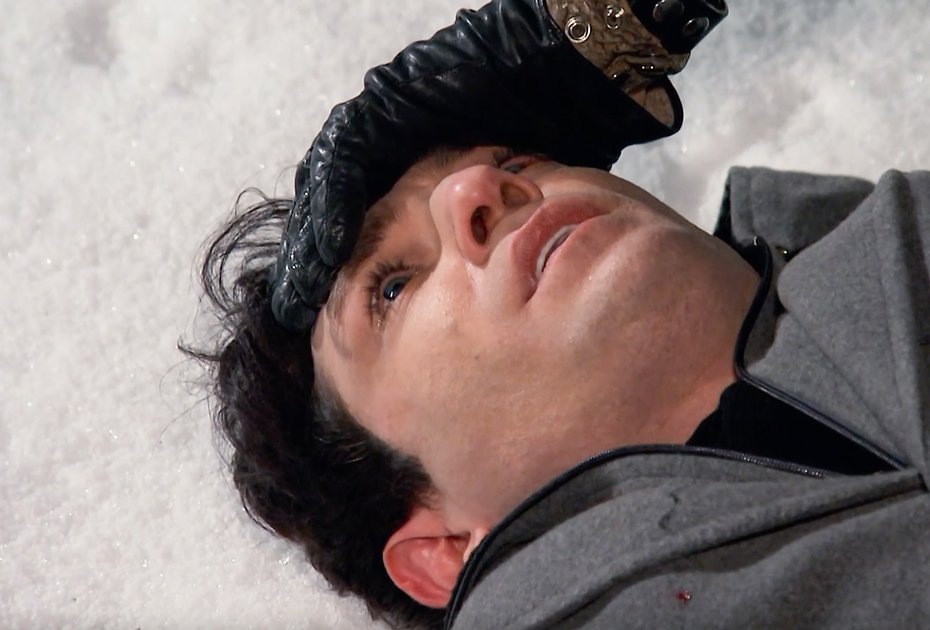 После упорных попыток перелезть через забор Шепс упал навзничь и лежал, потрясенно глядя в пространство. Кадр: «Экстрасенсы. Битва сильнейших» / Rutube