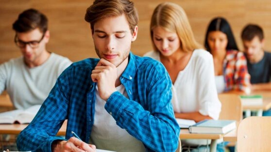    Школьники стали чаще выбирать для ЕГЭ физику, химию и биологию © Shutterstock / Fotodom