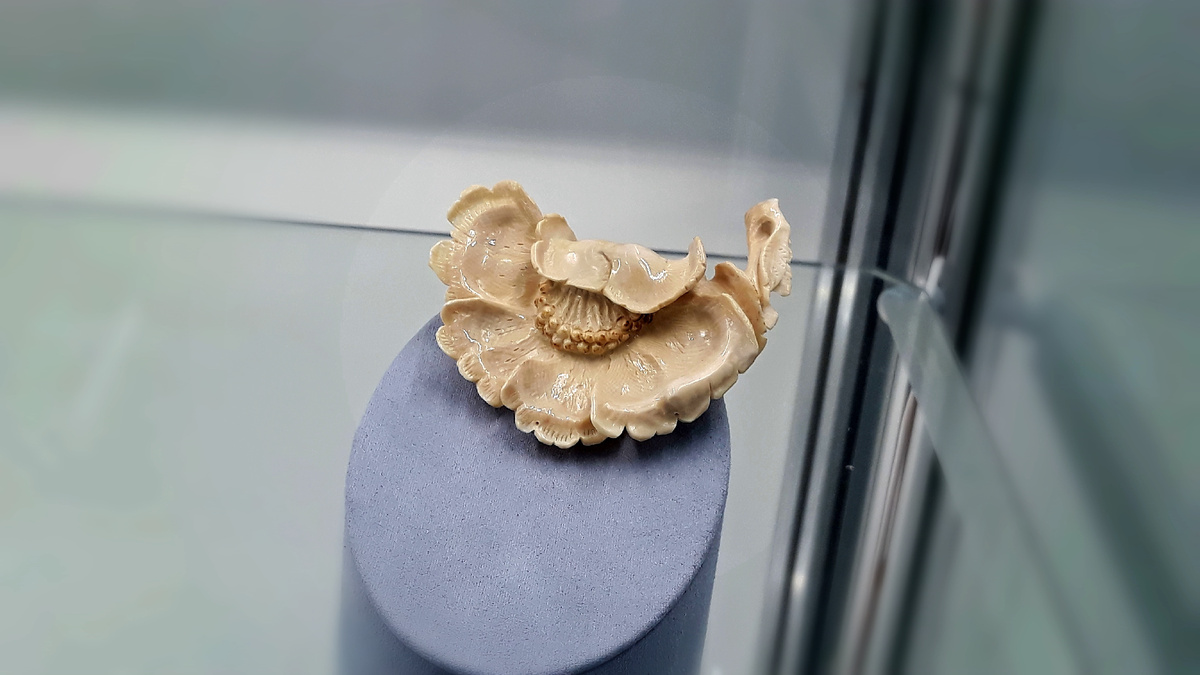 брошь "Мак", Омельянчук Элла Леонидовна, объемная резьба по бивню мамонта