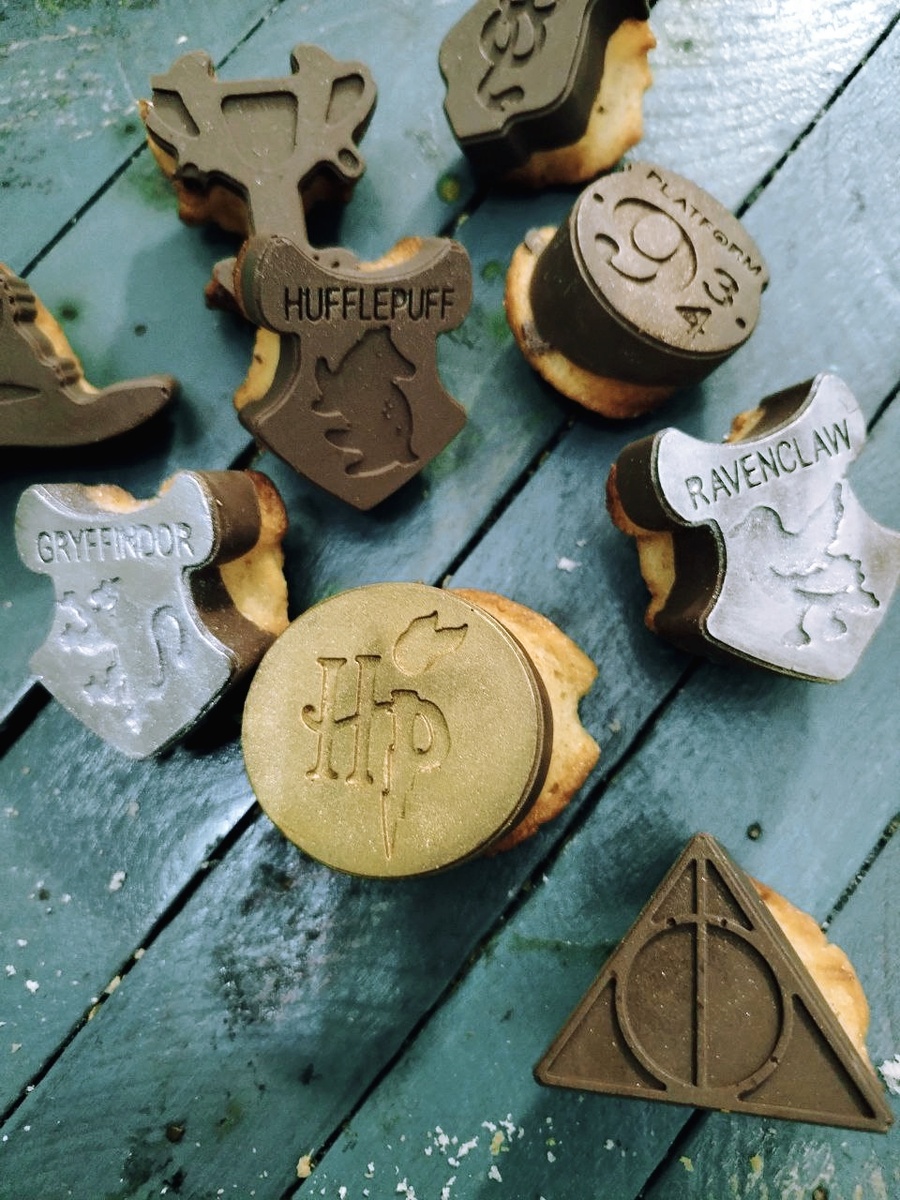 Бисквитное печенье в силиконовых формах с шоколадной глазурью 