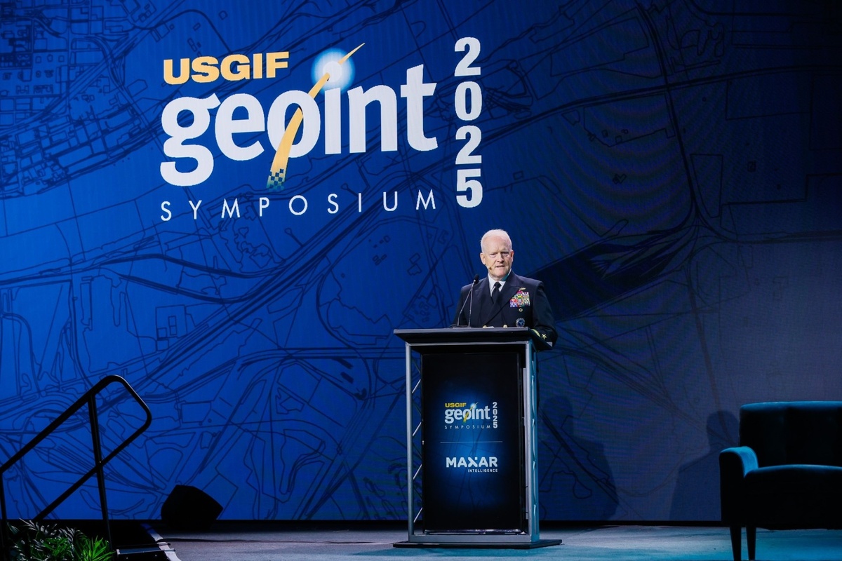 Директор Национального агентства геопространственной разведки вице-адмирал Фрэнк Уитворт выступает 21 мая на симпозиуме GEOINT 2025.    
 Фото: USGIF  📷
