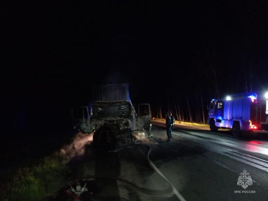 Грузовик горел на трассе Р-23 в Псковской области
Фото: пресс-служба ГУ МЧС России по Псковской области