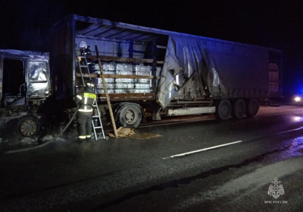 Грузовик горел на трассе Р-23 в Псковской области
Фото: пресс-служба ГУ МЧС России по Псковской области